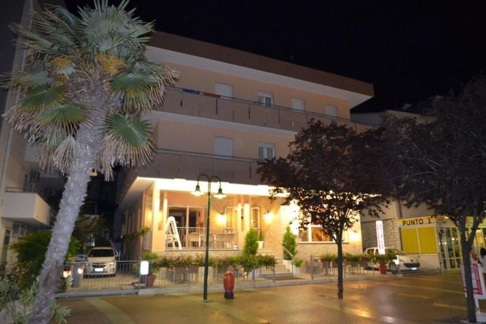 קאטוליקה Albergo Larenzia מראה חיצוני תמונה